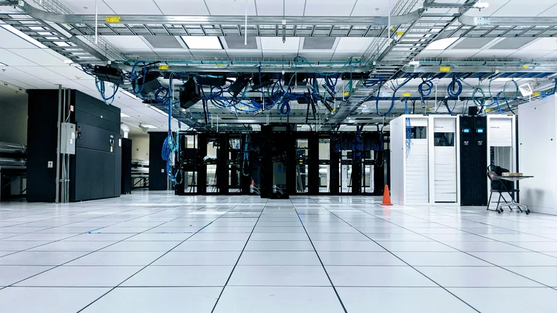 Modernes Rechenzentrum mit Serverreihen — 3-2-1-Backup-Strategie für KMU