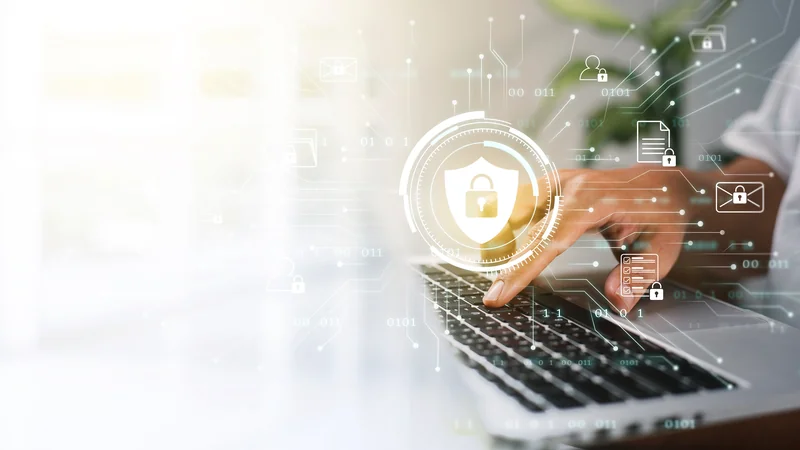 Cybersicherheits-Schild mit digitalem Schloss — NIS2-Anforderungen für KMU