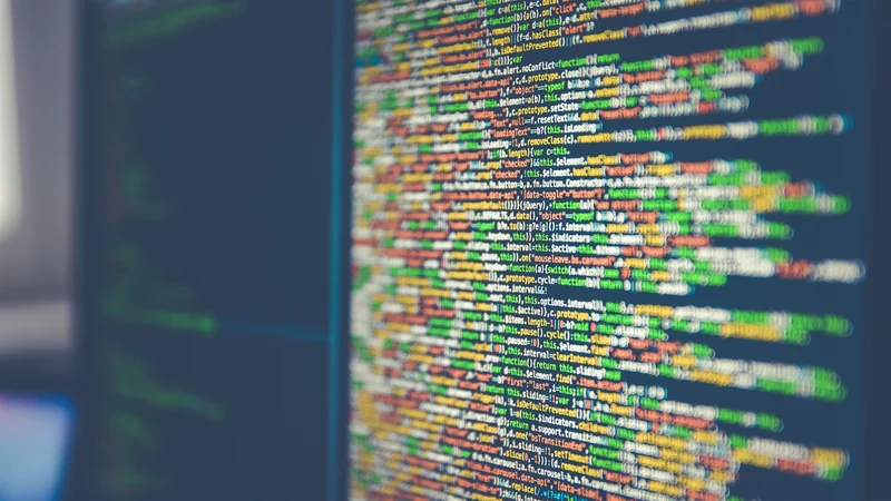 Code-Zeilen auf dunklem Monitor — Penetrationstest Kosten und Leistungsumfang