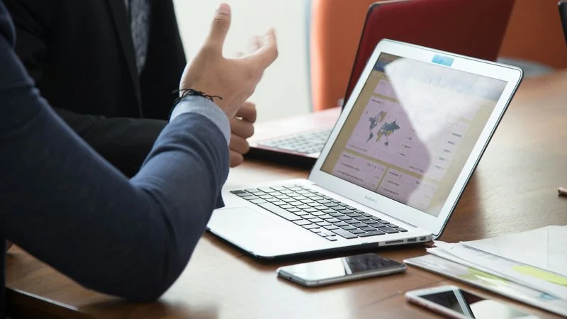 Person zeigt Daten-Dashboard auf Laptop — Wissenszugriff per RAG