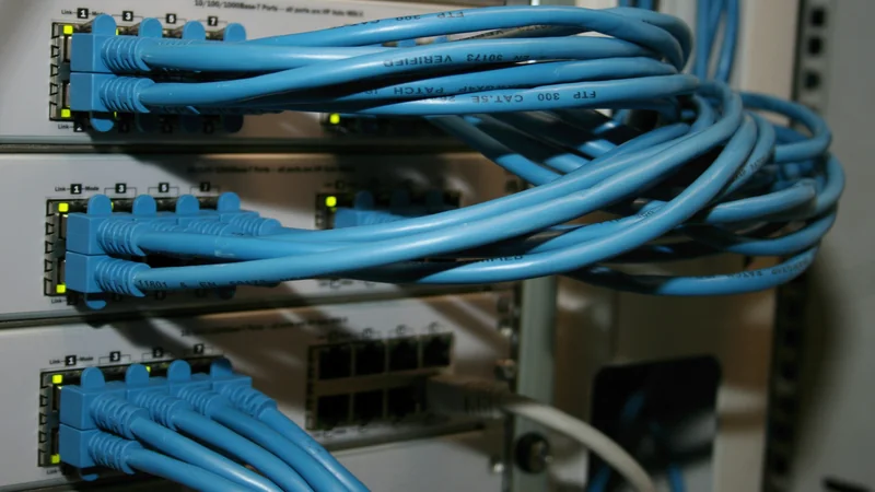 Molekulares Kristallnetzwerk auf weißem Hintergrund — Zero-Trust-Netzwerkarchitektur